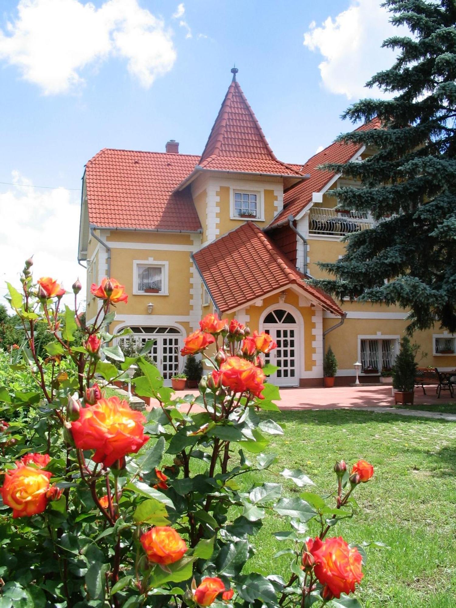 Eden Villa Apartmanhaz Balatonfured Exterior photo
